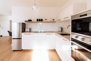 Een koelkast, een magnetron, een oven, een kookplaat