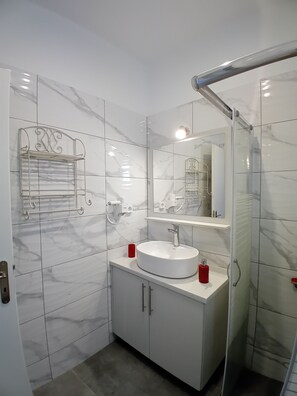 Bathroom - Charming 2-bedroom house with WiFi and AC in enchanting Pitsidia (Pitsidia)
