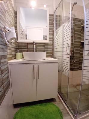 Een douche, een haardroger, handdoeken, zeep