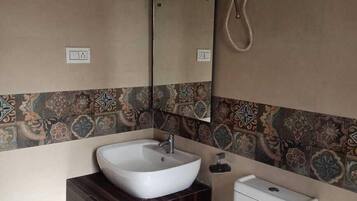 Deluxe Room | Bathroom