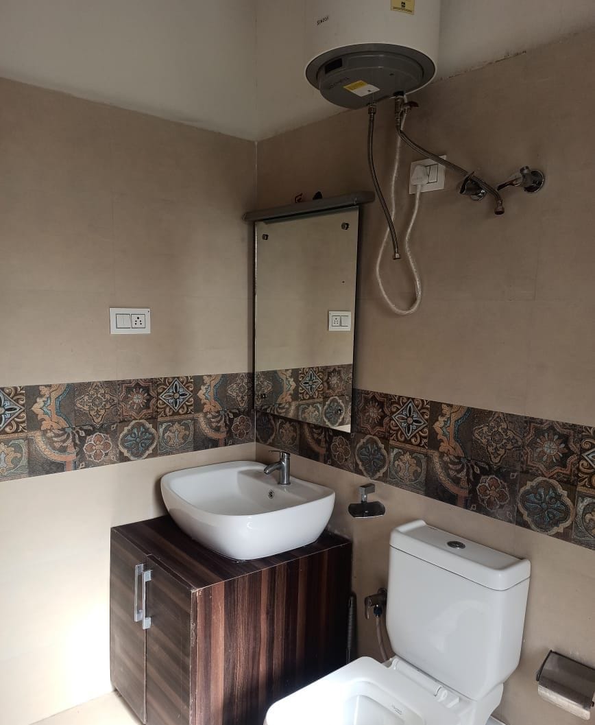 Un baño con lavamanos, inodoro y ducha.