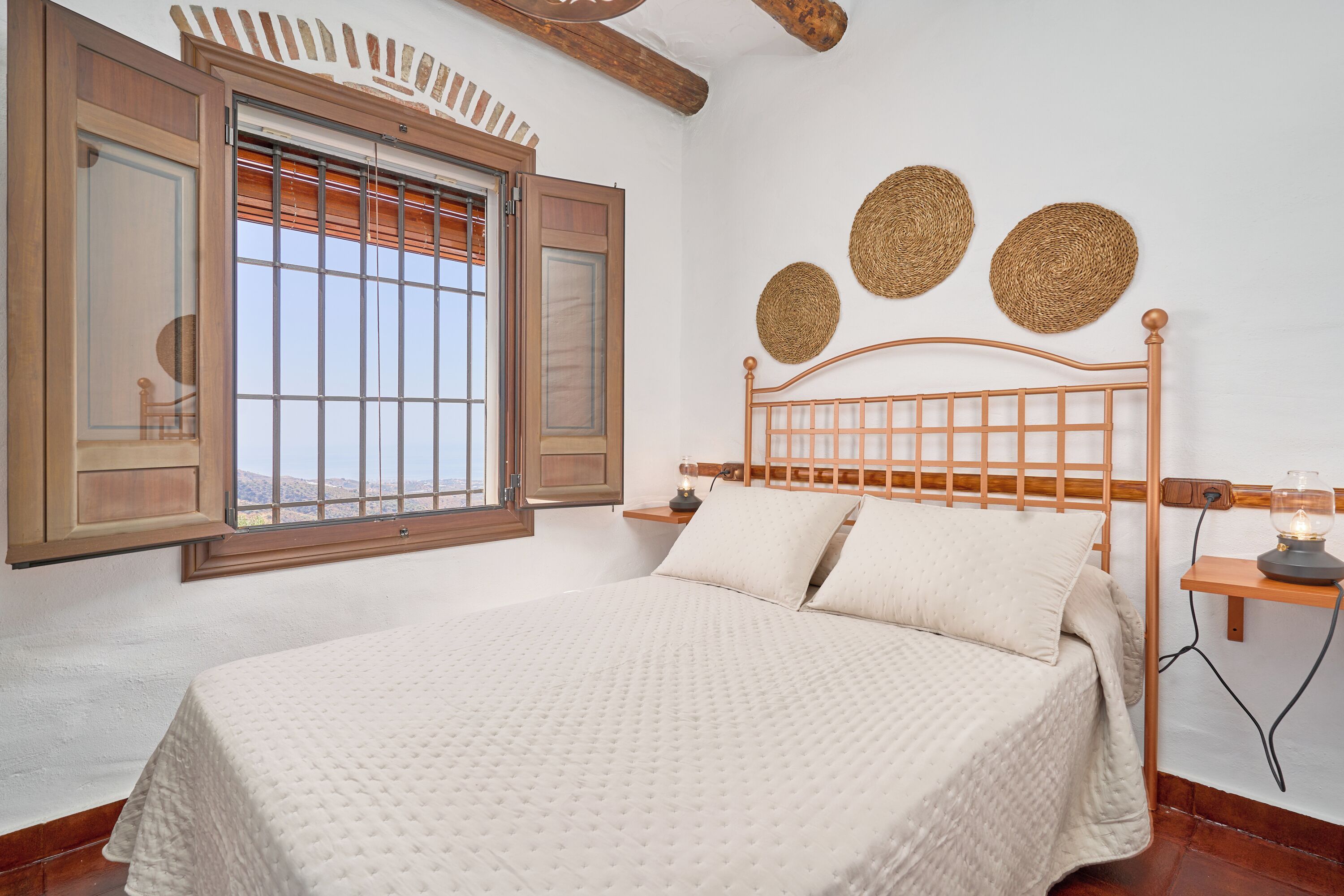 5 bedrooms, iron/ironing board, WiFi, bed sheets