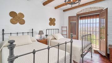 5 habitaciones, tabla de planchar con plancha, wifi y ropa de cama
