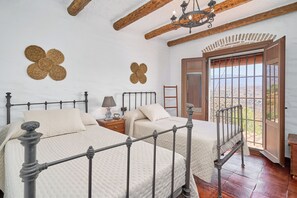 5 quartos, ferros/tábuas de passar roupa, Wi-Fi, roupa de cama