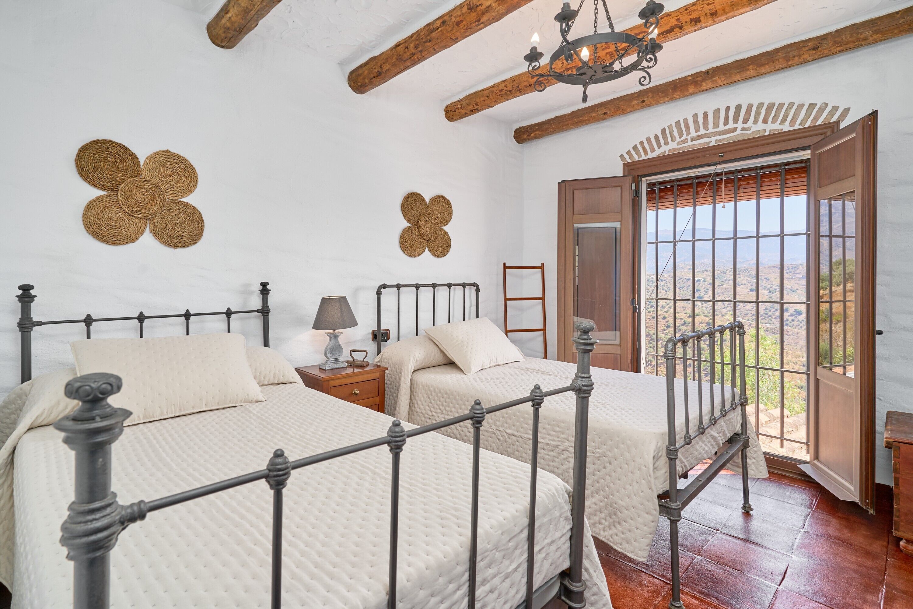 5 chambres, fer et planche à repasser, Wi-Fi, draps fournis