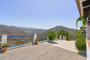 Property grounds - Rural House 'Miraflores' with Sea Views, Private Pool, and Wi-Fi (Arenas)