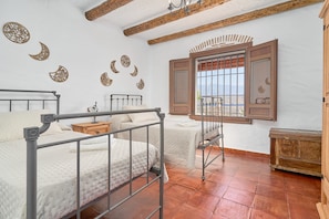 Un dormitorio con dos camas, un armario de madera y decoración en la pared.
