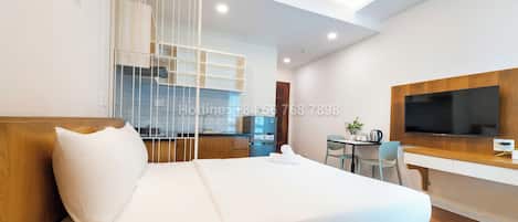 Comfort studio | Een bureau, een laptopwerkplek, geluiddichte muren