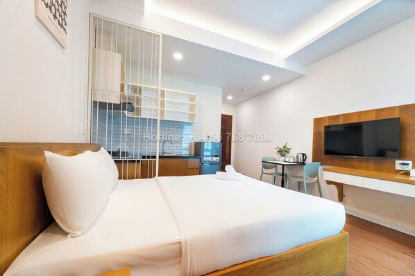 คอมฟอร์ทสตูดิโอ | โต๊ะทำงาน, พื้นที่ทำงานแบบใช้แล็ปท็อป, ห้องเก็บเสียง, เตารีด/โต๊ะรีดผ้า