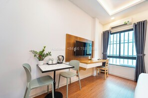 Studio tiện nghi đơn giản | Bàn, khu vực làm việc phù hợp cho laptop, phòng cách âm 