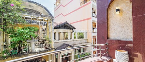Deluxe studio, balkon | Een bureau, een laptopwerkplek, een strijkplank/strijkijzer, gratis wifi