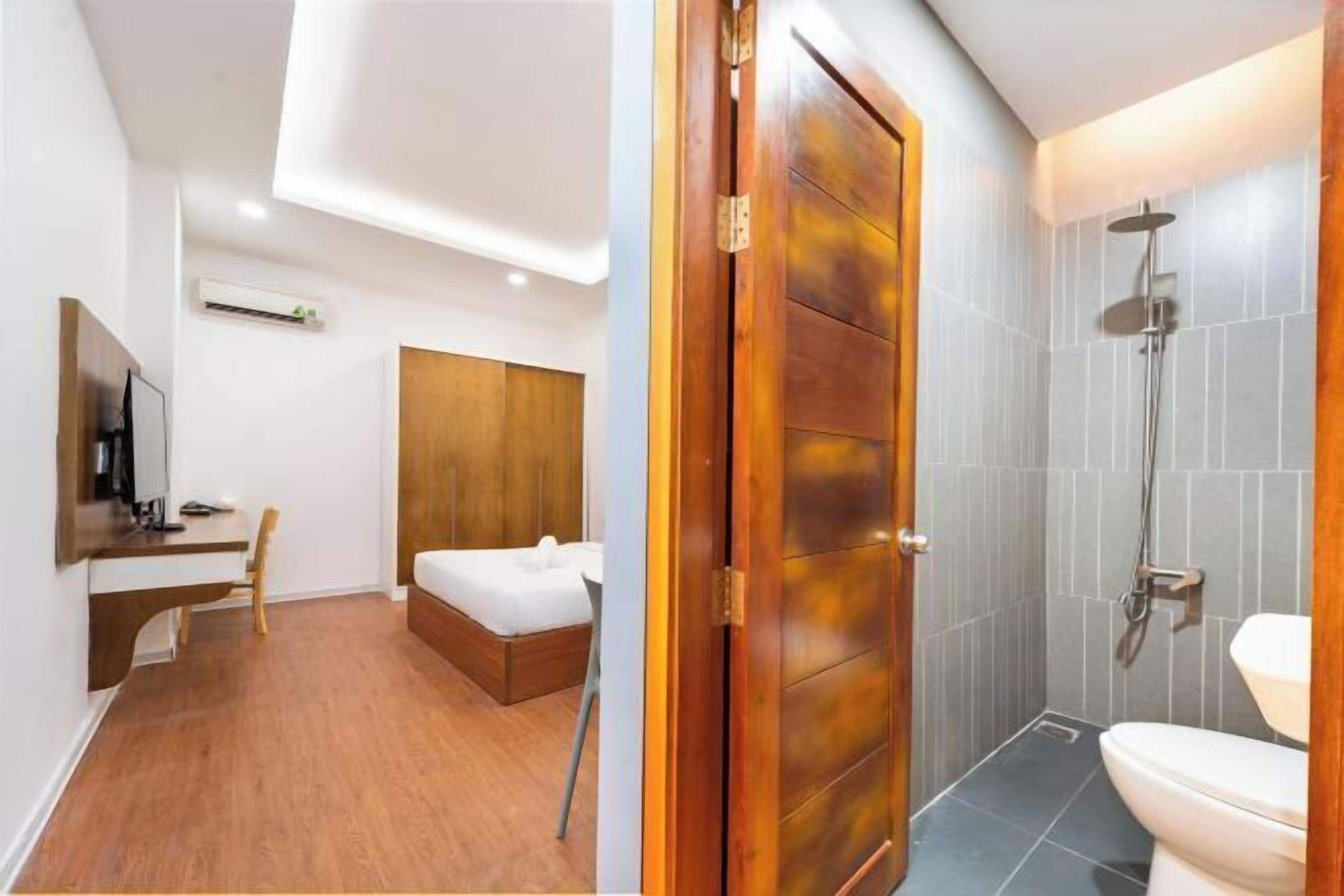 Schreibtisch, laptopgeeigneter Arbeitsplatz, schallisolierte Zimmer