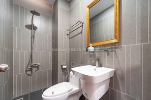 Haartrockner, Bademäntel, Hausschuhe, Handtücher