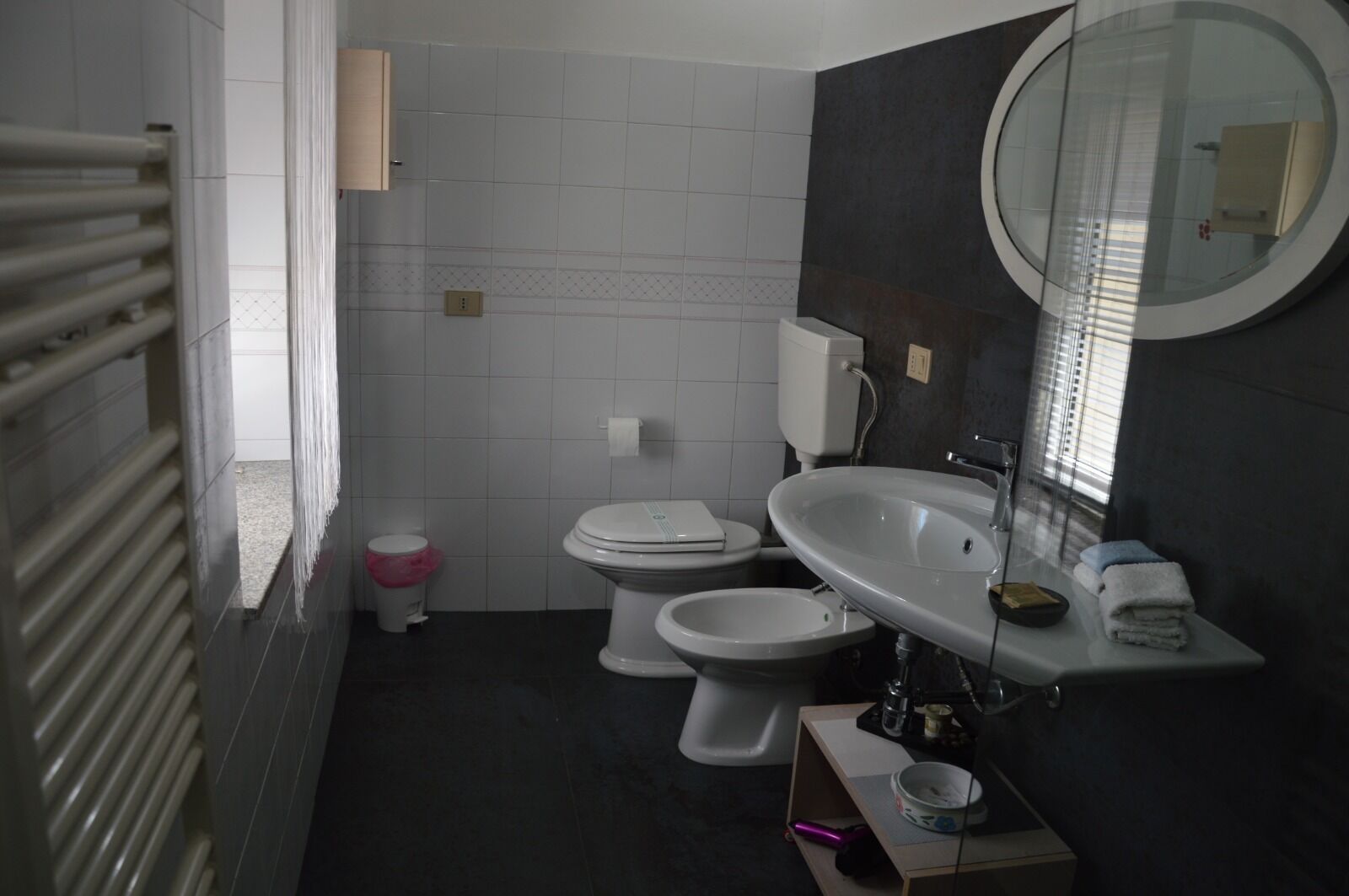 Une salle de bain moderne équipée de toilettes, d’un bidet et d’un lavabo.