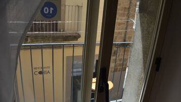 Appartamento Comfort, balcone, vista città | Area soggiorno | TV a schermo piatto