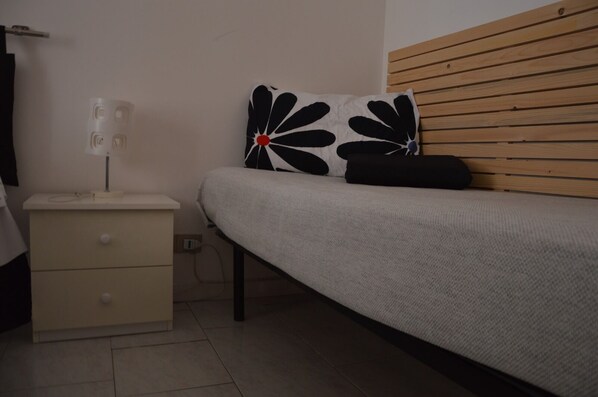 Appartamento Basic, balcone, vista città | Tende oscuranti, ferro/asse da stiro, Wi-Fi gratuito
