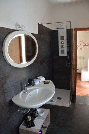 Comfort-Apartment, Balkon, Stadtblick | Badezimmer