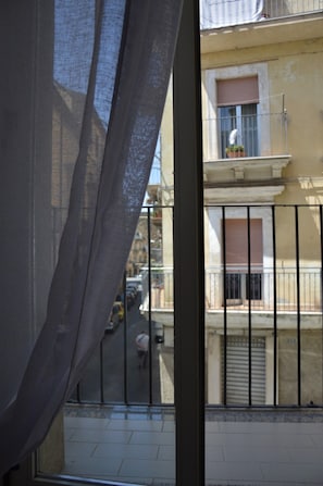 Comfort-huoneisto, parveke, kaupunkinäköala | Pimennysverhot, silitysrauta/-lauta, ilmainen Wi-Fi