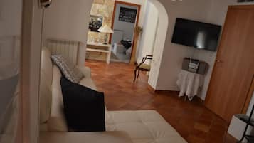 Comfort-Apartment, Balkon, Stadtblick | Wohnbereich | Flachbildfernseher