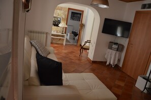 Comfort Apartment, Balcony, City View | Living area