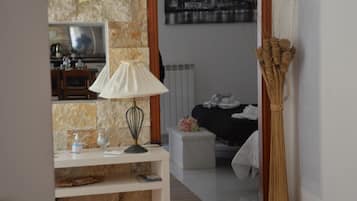 Comfort-Apartment, Balkon, Stadtblick | Wohnbereich | Flachbildfernseher