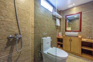 Classic Twin Room, Berbilang Katil, Non Smoking, Garden View | Bilik Mandi | Pancuran mandi, kelengkapan dandanan diri percuma, pengering rambut 