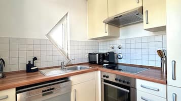 Frigorífico, microondas, horno y placa de cocina