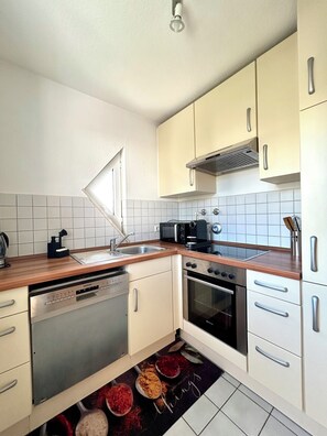 KĂŒhlschrank, Mikrowelle, Ofen, Herdplatte