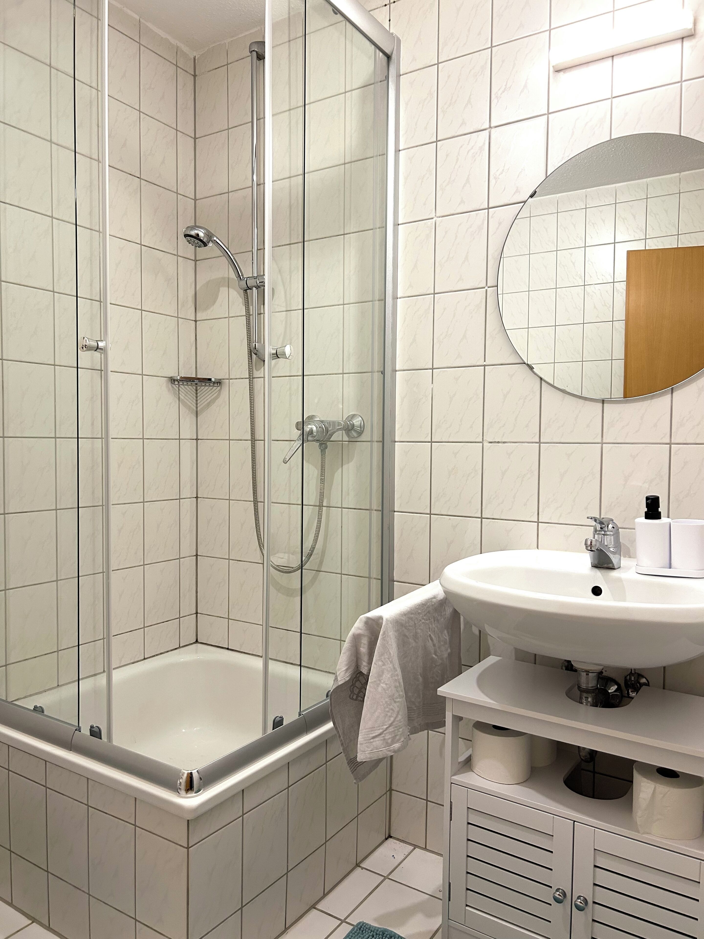 Dusche, Haartrockner, Handtücher, Seife