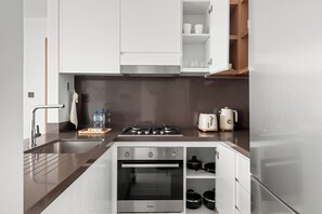 Kühlschrank, Ofen, Geschirrspüler, Wasserkocher mit Kaffee-/Teezubehör
