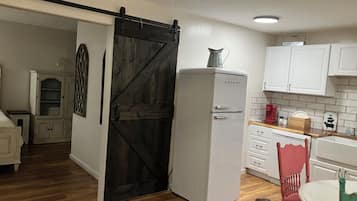 Réfrigérateur, micro-ondes, plaque de cuisson, lave-vaisselle