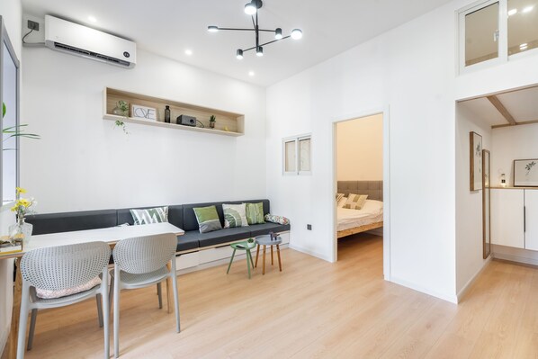 Suite, 2 Bedrooms | Living room | TV