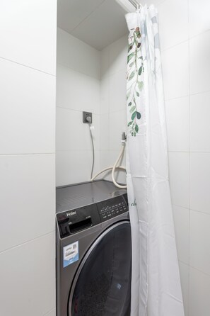 Suite, 2 habitaciones | Área de sala de estar | Televisión
