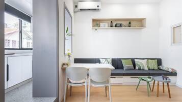 Suite, 2 habitaciones | Zona de estar | Una televisión