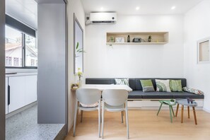 Suite, 2 habitaciones | Zona de estar | Una televisión