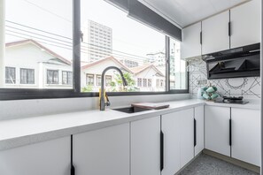 Suite, 2 habitaciones | Cocina privada | Refrigerador, microondas, utensilios de cocina y toallas de papel
