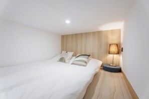 Suite, 2 habitaciones | Cortinas blackout, tabla de planchar con plancha y wifi gratis