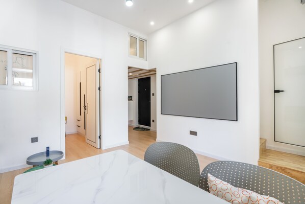 Suite, 2 slaapkamers | Woonkamer | Een televisie