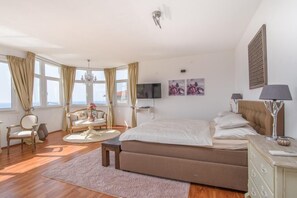 4 bedrooms, iron/ironing board, WiFi, bed sheets