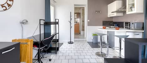 KĂŒhlschrank, Mikrowelle, Herdplatte, Wasserkocher mit Kaffee-/Teezubehör