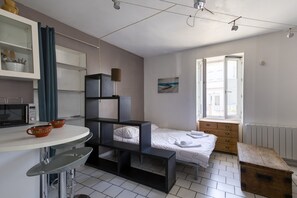 WiFi, bed sheets - Studio with Wi-Fi and Air Conditioning (bourcefranc le chapus)