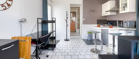 Frigorífico, microondas, placa de cocina y cafetera o tetera