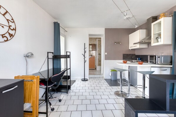 Kylskåp, mikrovågsugn, spishäll och kaffe- och tebryggare