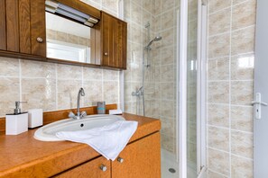 Shower, hair dryer, towels - Studio with Wi-Fi and Air Conditioning (bourcefranc le chapus)