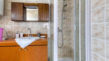 Douche, sĂšche-cheveux, serviettes fournies