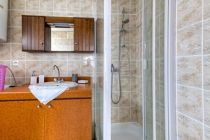 Dusch, hårtork och handdukar