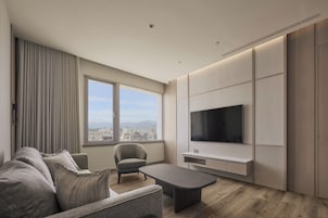Una sala moderna con sofá, sillón y mesa de centro.