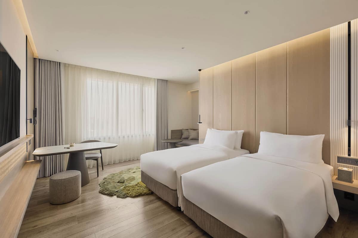 City 2 | In-room safe, laptop workspace, blackout drapes, iron/ironing board