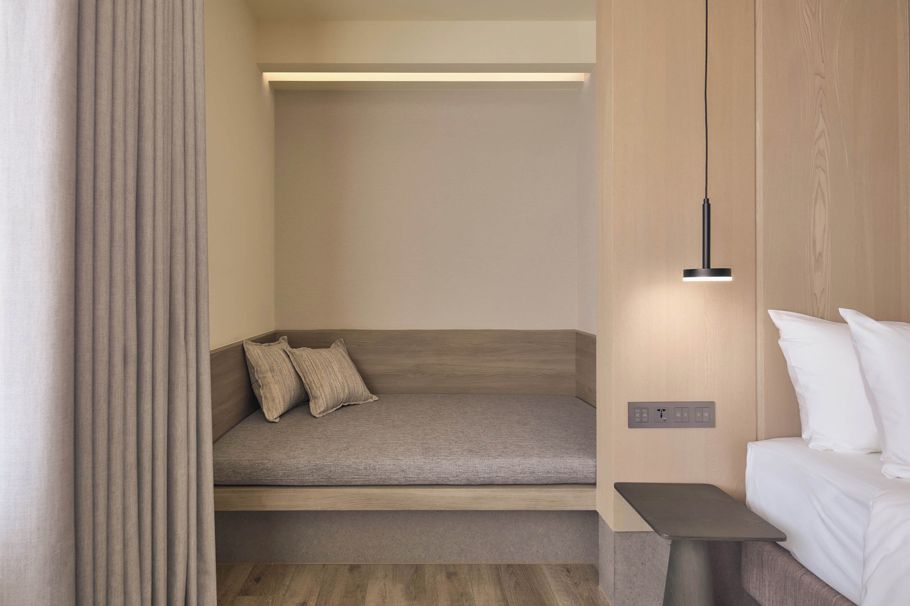 City 2 | In-room safe, laptop workspace, blackout curtains, iron/ironing board