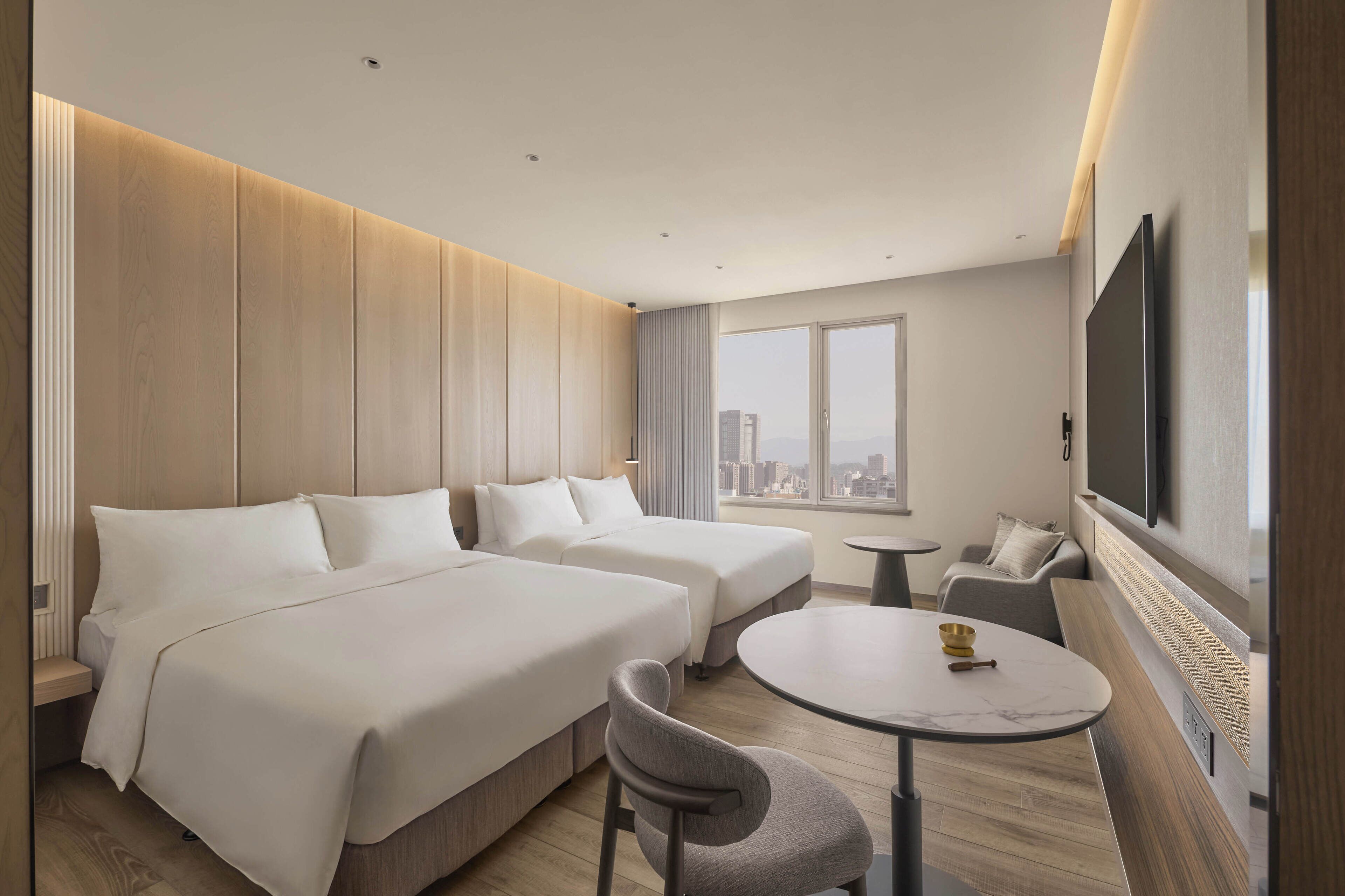 Caja de seguridad en la habitación y espacio para trabajar con laptop 